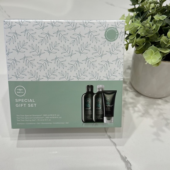 New in Box Tea Tree Special Gift Set - Picture 3 of 7